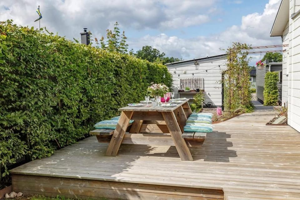 Property building, Patio, Spring, Garden, View (from property/room), Balcony/Terrace, Dining area, Garden view