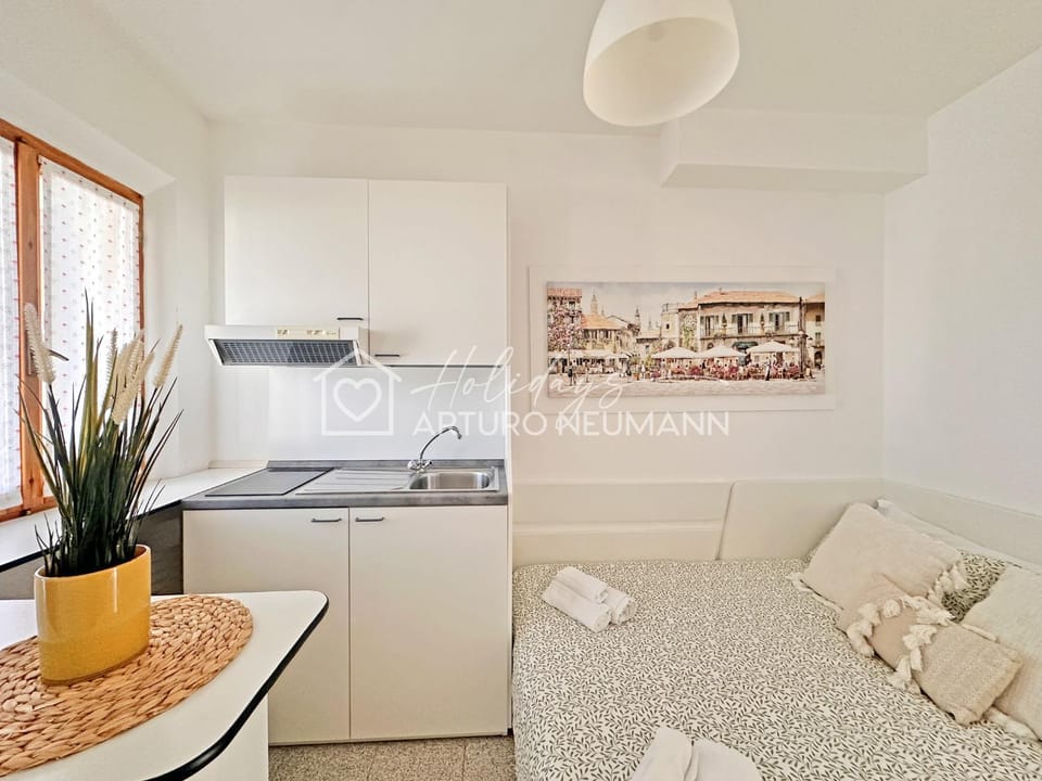 Bed, Kitchen or kitchenette, Photo of the whole room, Bedroom, towels
