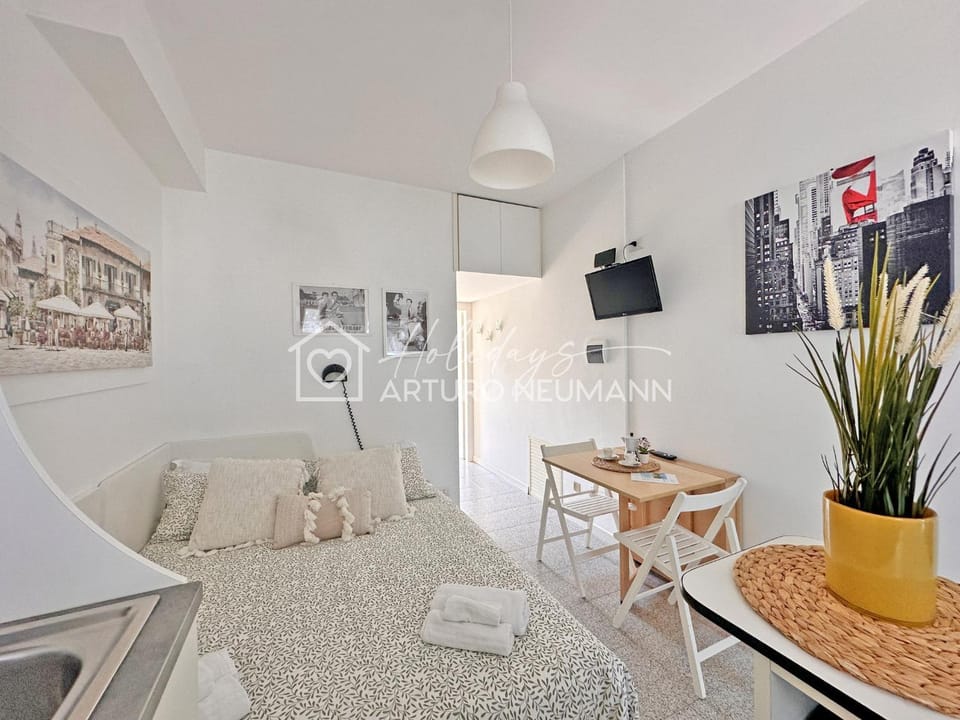 Bed, TV and multimedia, Kitchen or kitchenette, Living room, Seating area, Dining area, Bedroom, towels