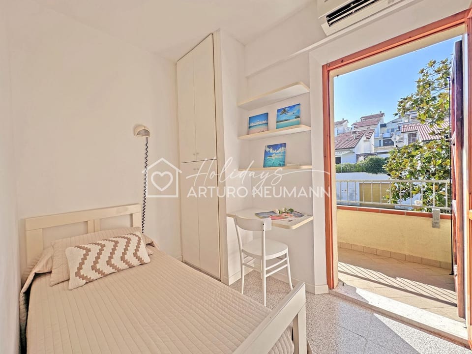 Bed, Natural landscape, Photo of the whole room, Bedroom
