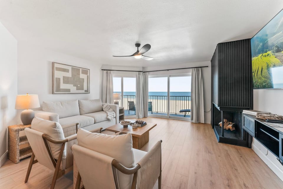 Newly Reno Beachfront Escape I Steps to Beach Apartment in Clearwater Beach
