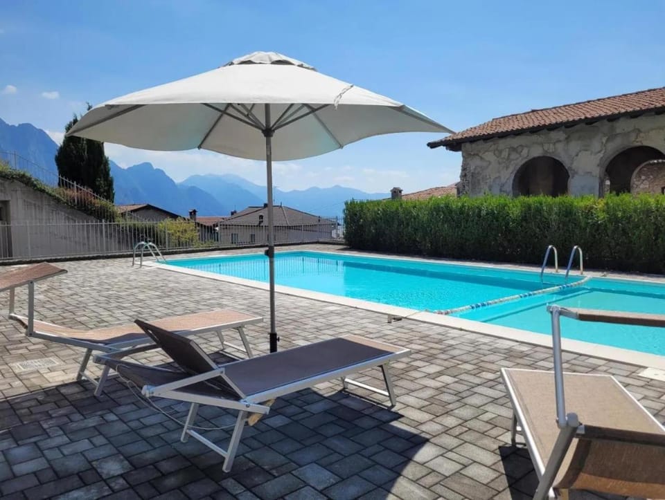 Swimming pool, sunbed
