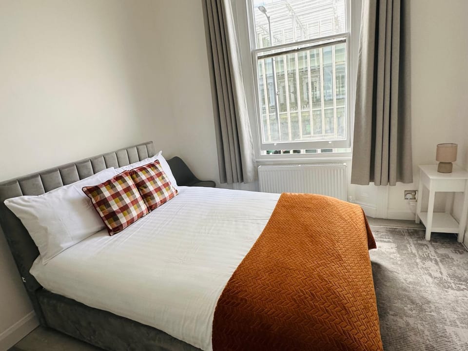 Photo of the whole room, Bedroom