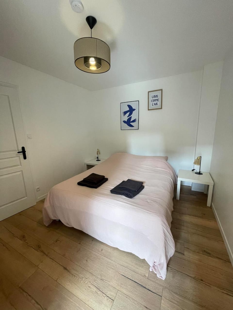 Bed, Photo of the whole room, Bedroom, towels