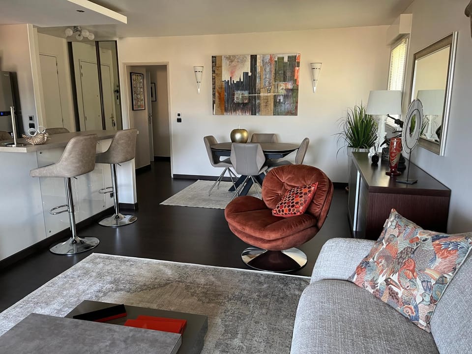 Apartment in park with pool Apartment in Cannes