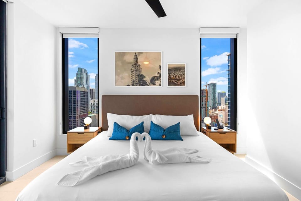 Bed, Bedroom, towels