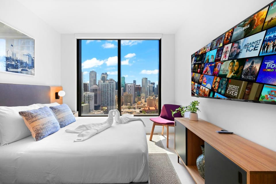 Bed, TV and multimedia, Seating area, Bedroom