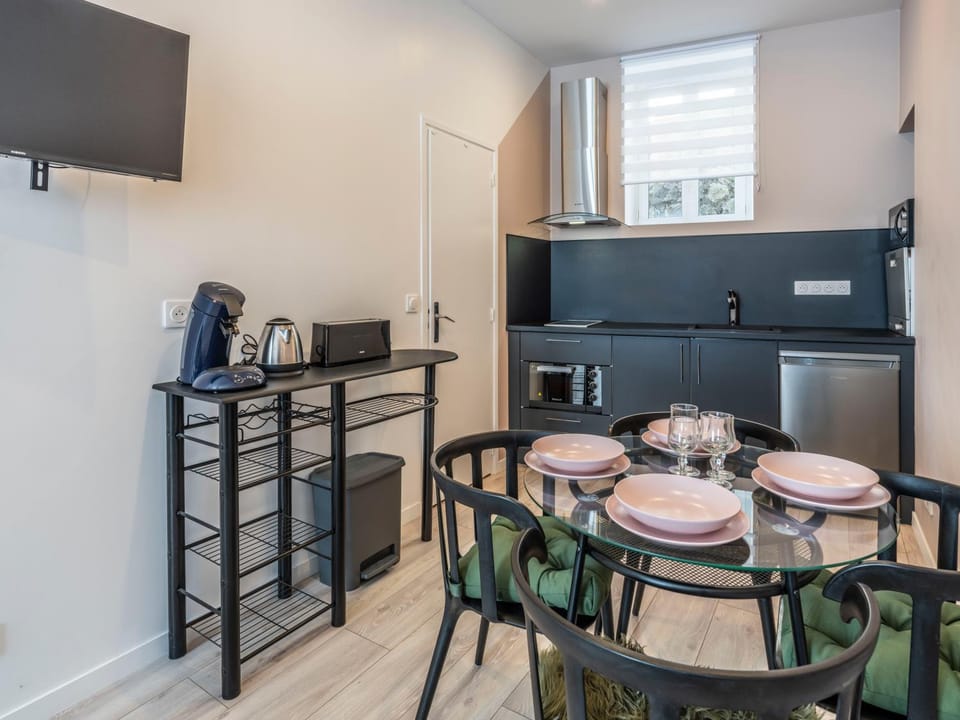 Kitchen or kitchenette, Dining area, oven, stove, toaster