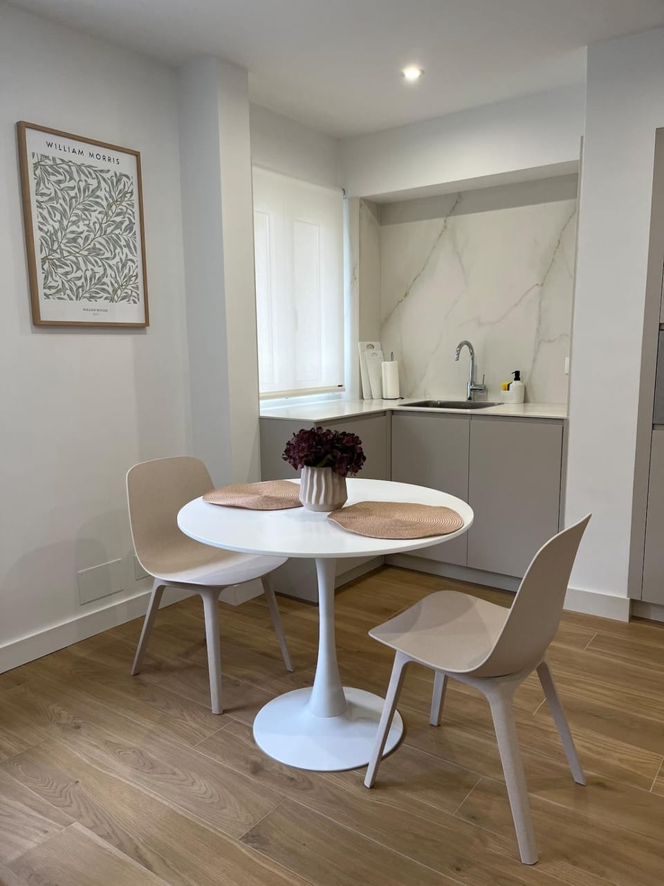 Kitchen or kitchenette, Dining area