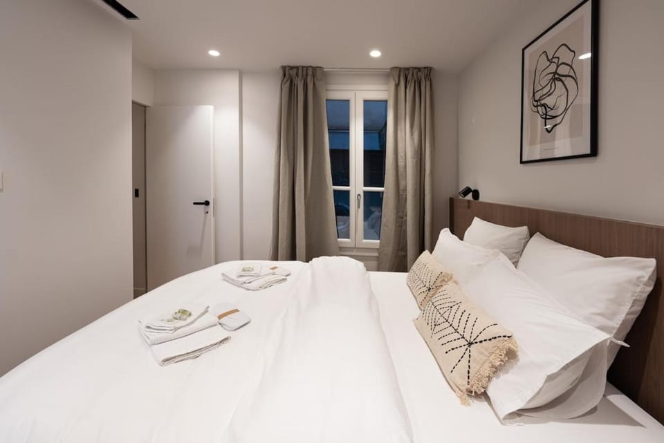 Bed, Bedroom, towels