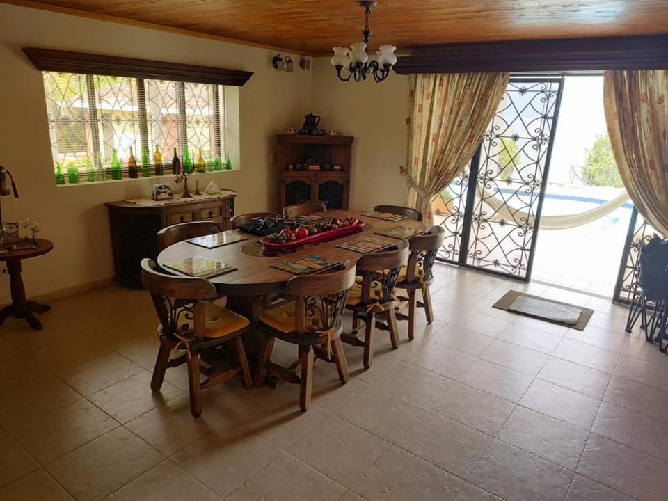 Seating area, Dining area