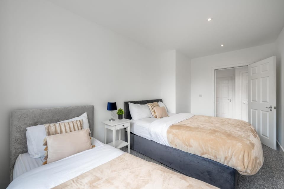 free parking,Top location, Shops Apartment in Edgware