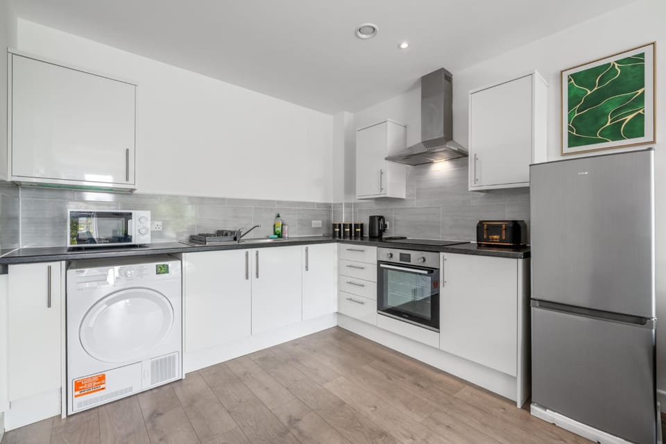 free parking,Top location, Shops Apartment in Edgware