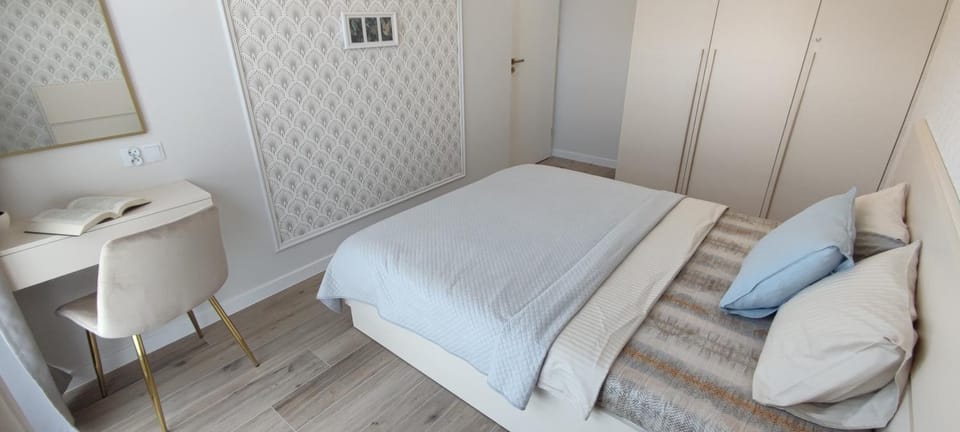 Bed, Seating area, wardrobe