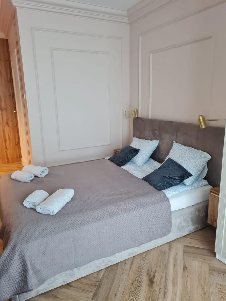 Bed, Photo of the whole room, Bedroom, towels