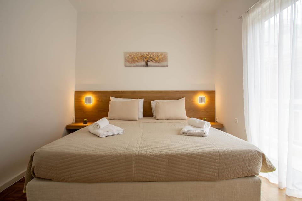 Bed, towels