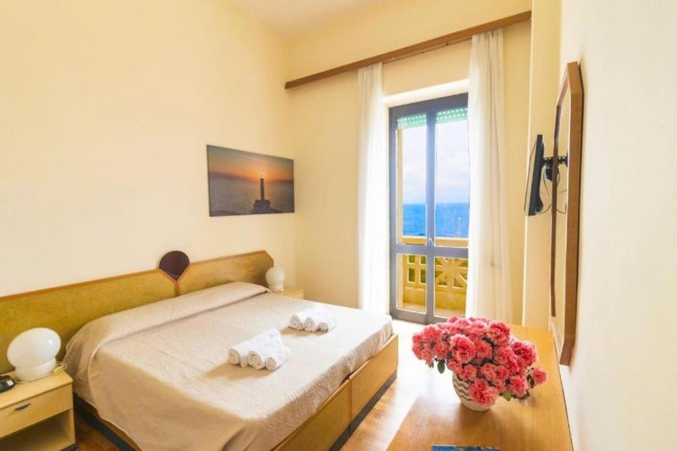 TV and multimedia, Photo of the whole room, Bedroom