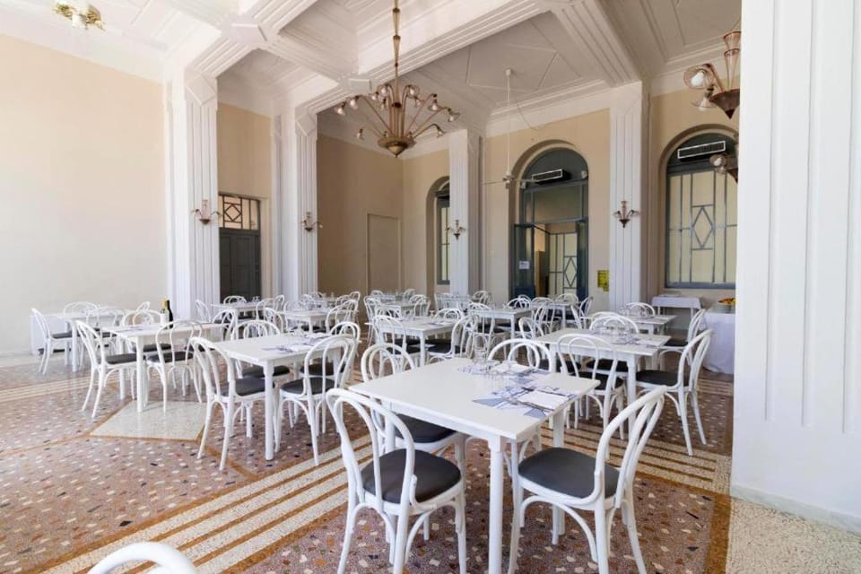 Restaurant/places to eat, Seating area