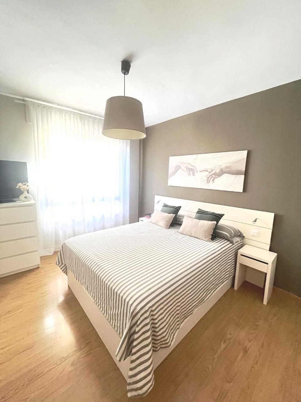 Bed, TV and multimedia, Photo of the whole room, Bedroom