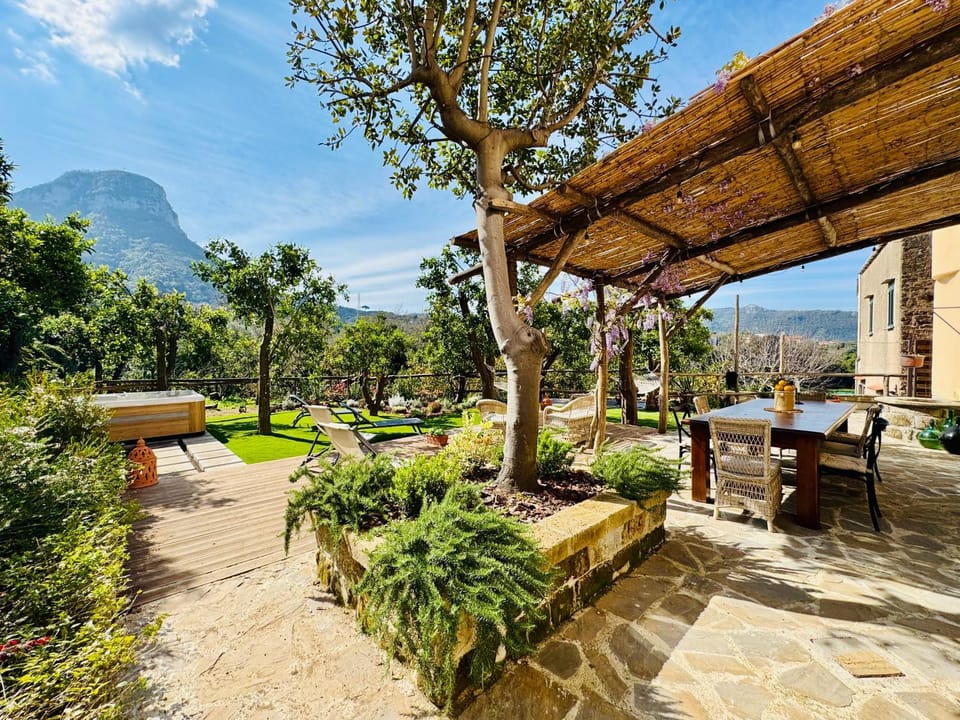 Patio, Day, Garden, Garden view, Mountain view