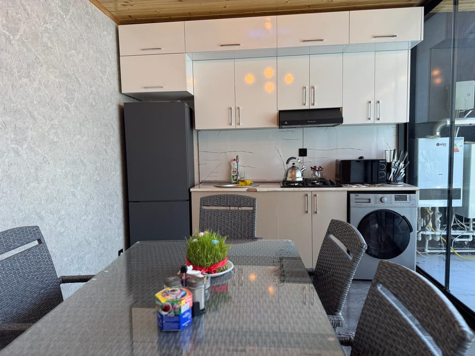 Coffee/tea facilities, Kitchen or kitchenette, Food and drinks, Seating area, Dining area, Food, oven