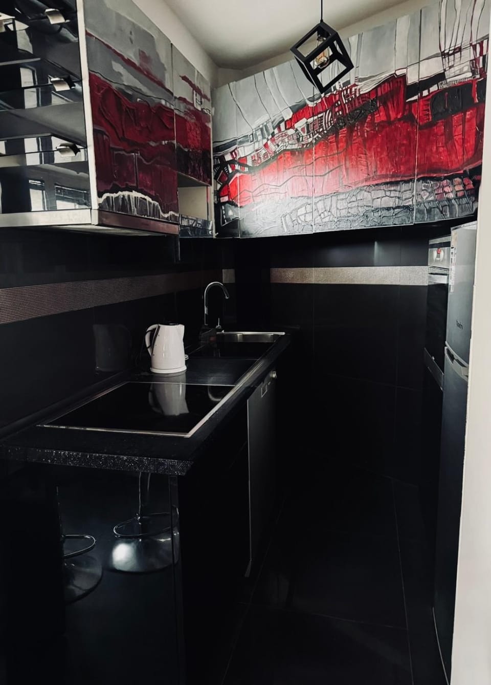 Kitchen or kitchenette, minibar