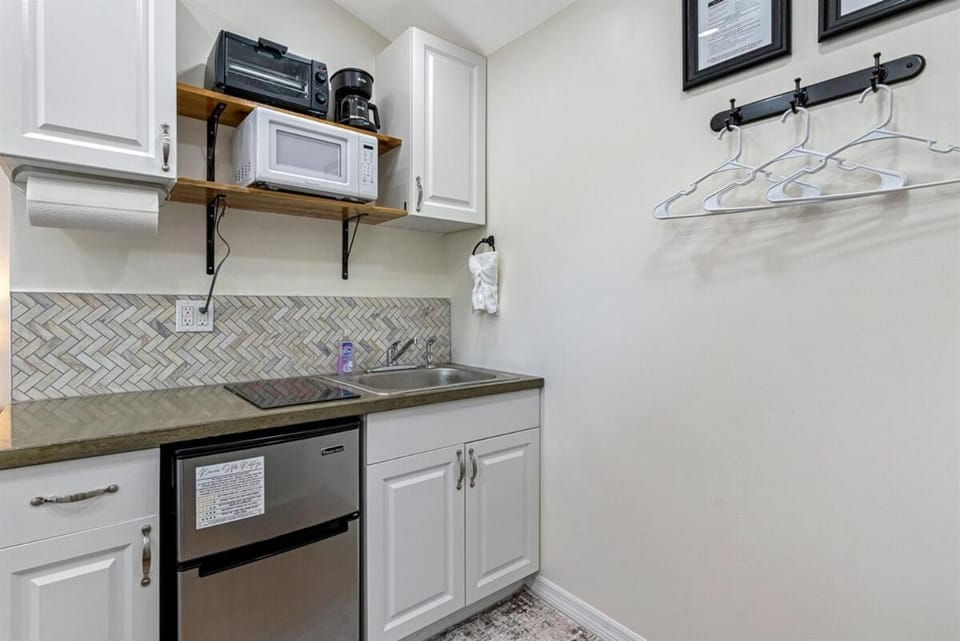 Tiny Home Near USF and Downtown! Patio, Fast Wi-fi Apartment in Tampa