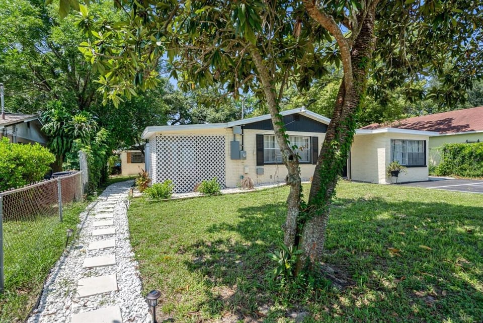 Tiny Home Near USF and Downtown! Patio, Fast Wi-fi Apartment in Tampa
