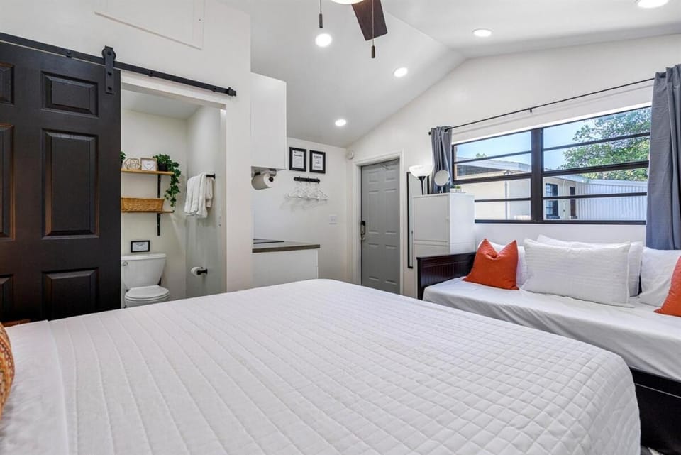 Tiny Home Near USF and Downtown! Patio, Fast Wi-fi Apartment in Tampa