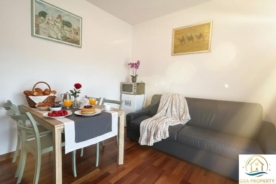 Living room, Food and drinks, Seating area, Dining area, Food, towels