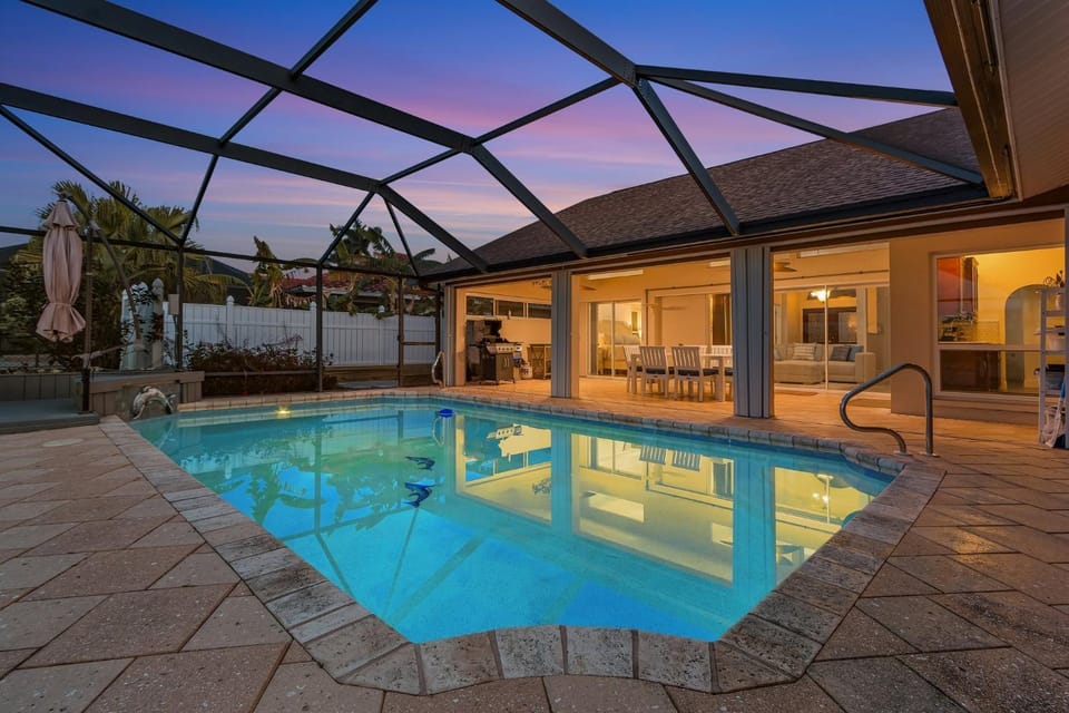 Million Dollar Lake Views, Pool, Bicycles - Villa Coastal Bliss - Roelens House in Cape Coral