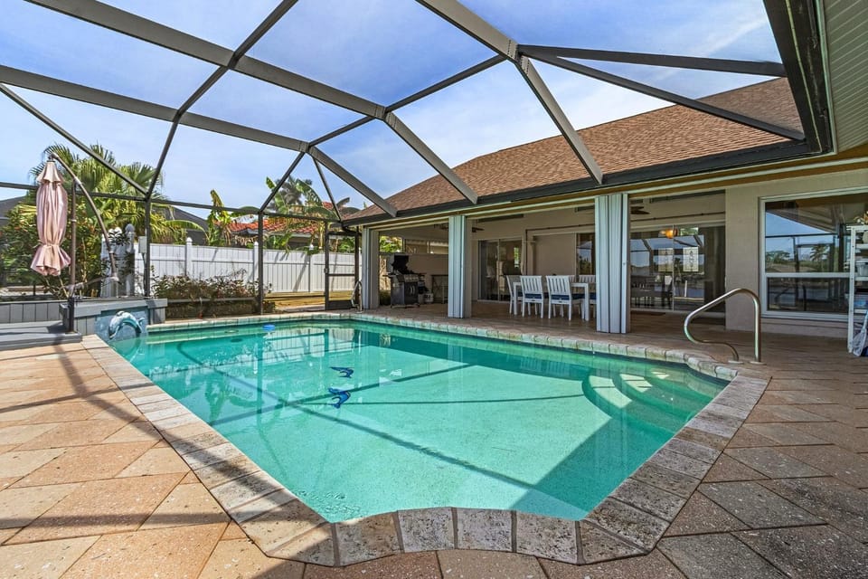 Million Dollar Lake Views, Pool, Bicycles - Villa Coastal Bliss - Roelens House in Cape Coral