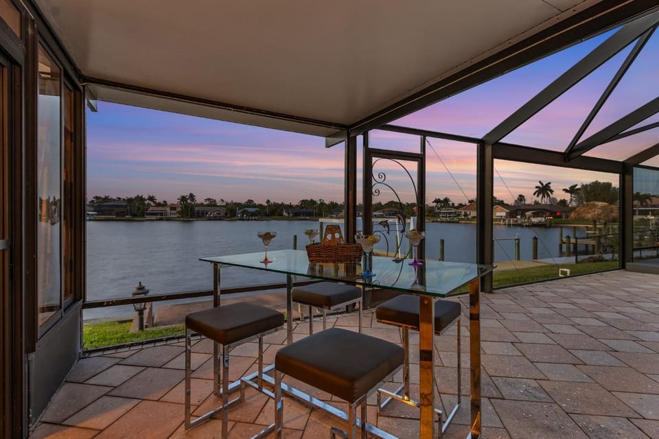 Million Dollar Lake Views, Pool, Bicycles - Villa Coastal Bliss - Roelens House in Cape Coral