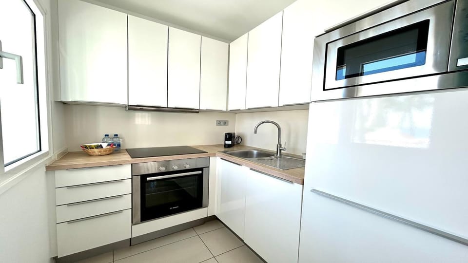 Kitchen or kitchenette, dishwasher, toaster