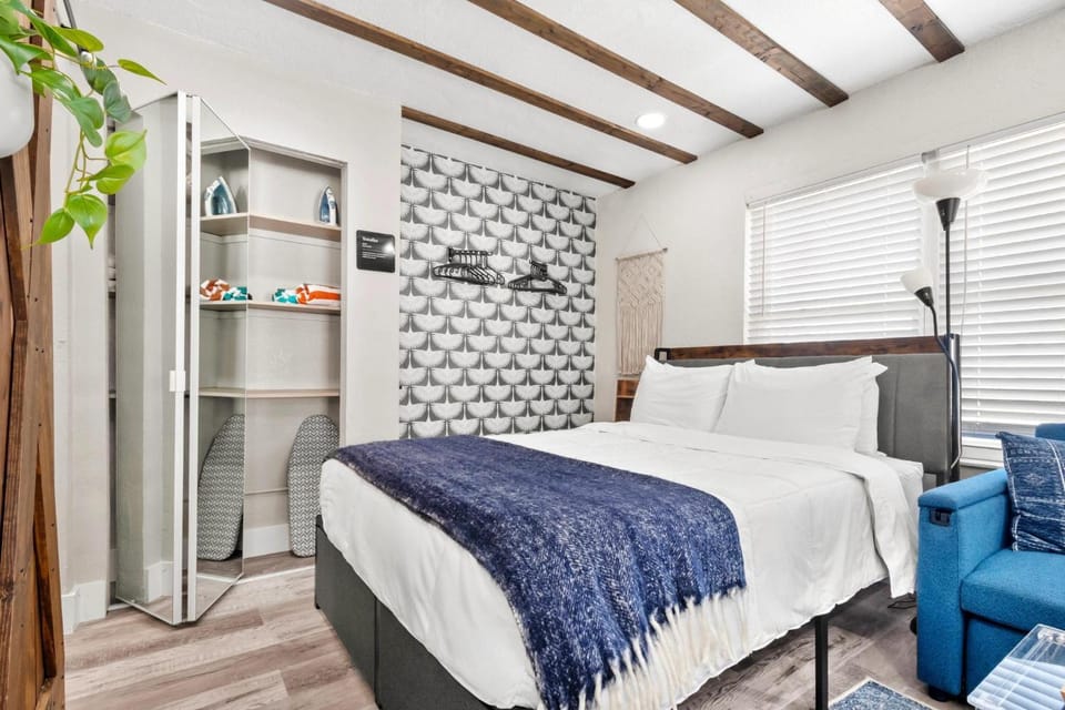 Winter Getaway! Walkable to Beach Access, Restaurants & Nightlife! Beach Equipment Included! & Pet Friendly! Apartment in Saint Pete Beach
