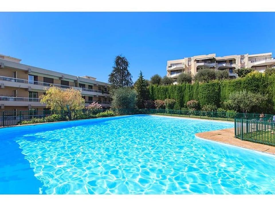 Condo in a private residence with pool Apartment in Nice