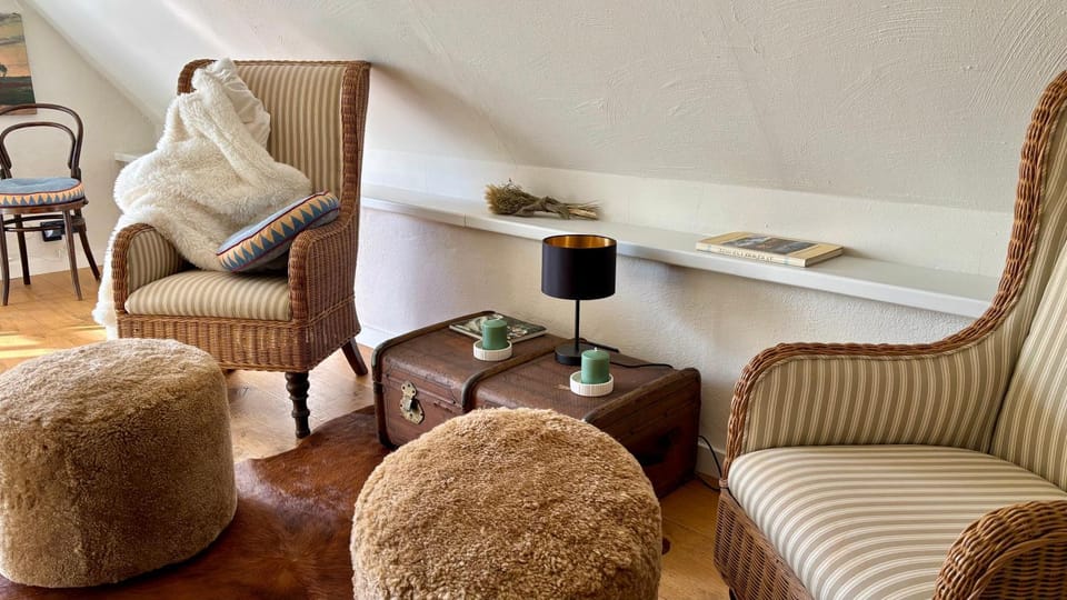 Living room, Seating area