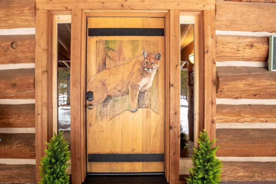 3 bed 2 bath Cabin Pet Friendly Hot Tub Sunriver Home Cabin in Three Rivers