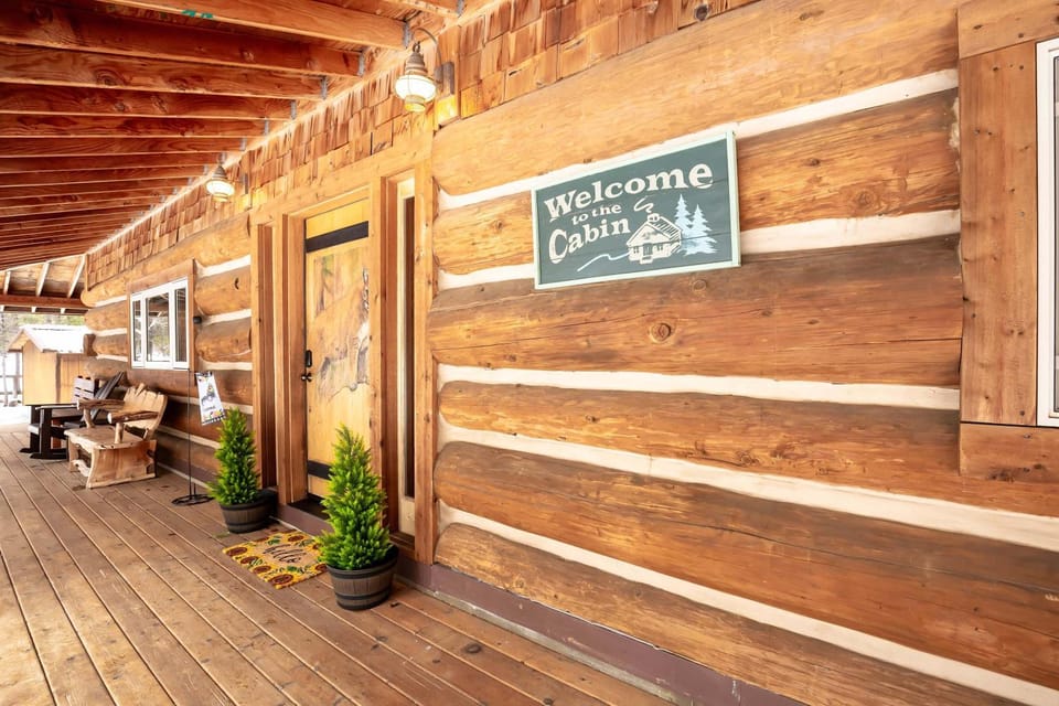 3 bed 2 bath Cabin Pet Friendly Hot Tub Sunriver Home Cabin in Three Rivers