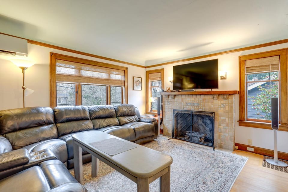 Charming Tudor-Style Apt Near Green Lake! Apartment in Green Lake