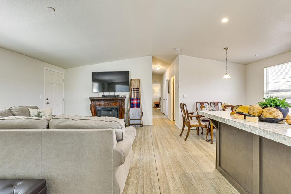 Near Ramona Wineries: Mtn-View Haven w/ Large Yard House in Ramona