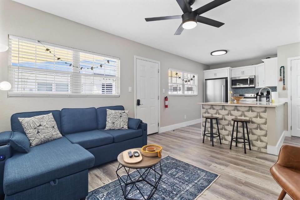 Winter Getaway! Walkable to Beach Access, Restaurants & Nightlife! Beach Equipment Included & Pet Friendly! Apartment in Saint Pete Beach