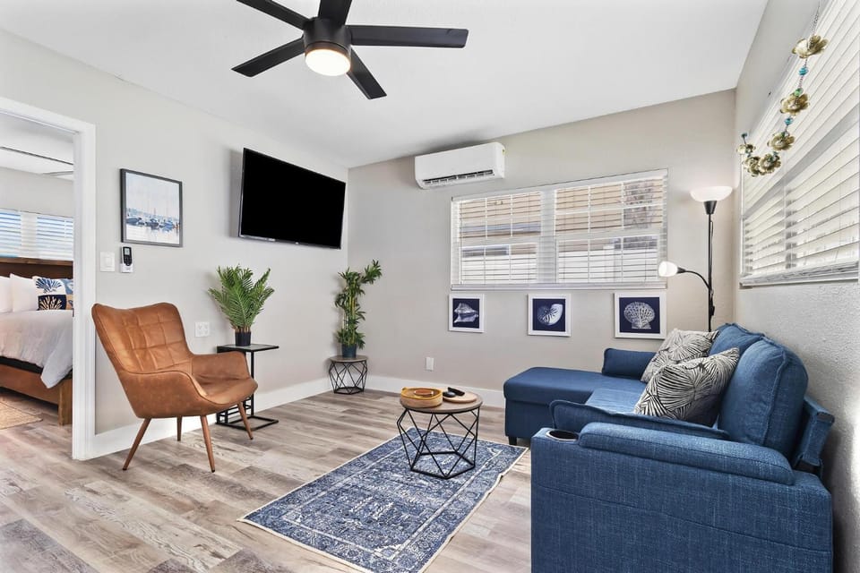 Winter Getaway! Walkable to Beach Access, Restaurants & Nightlife! Beach Equipment Included & Pet Friendly! Apartment in Saint Pete Beach