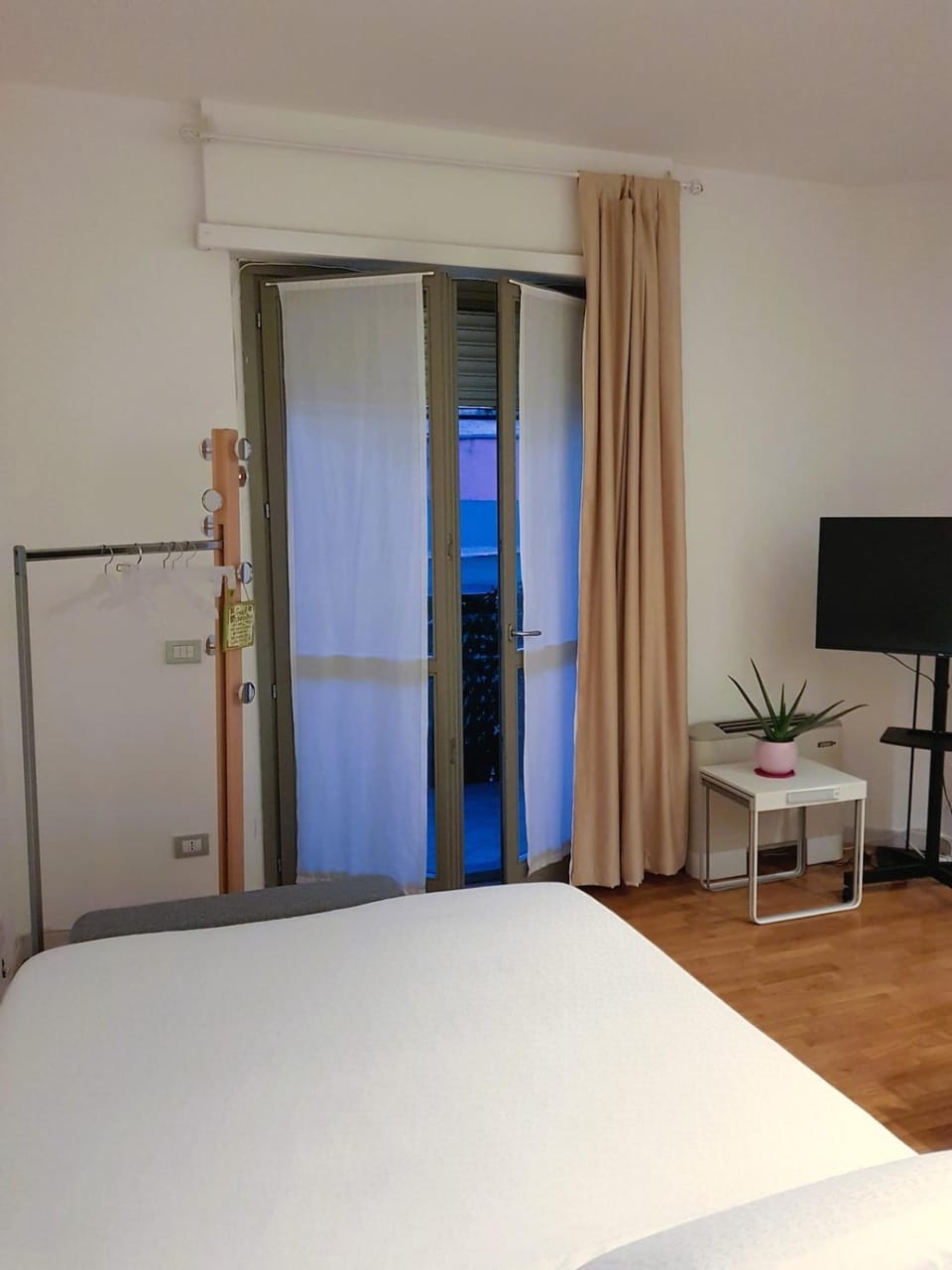 Bed, TV and multimedia, Photo of the whole room
