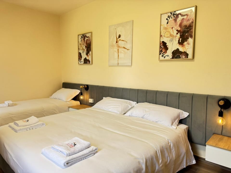 Bed, Photo of the whole room, Bedroom, towels