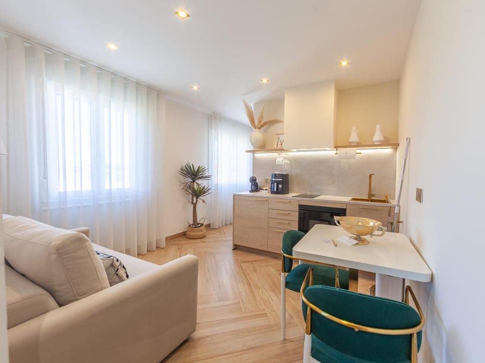 Kitchen or kitchenette, Seating area, Dining area