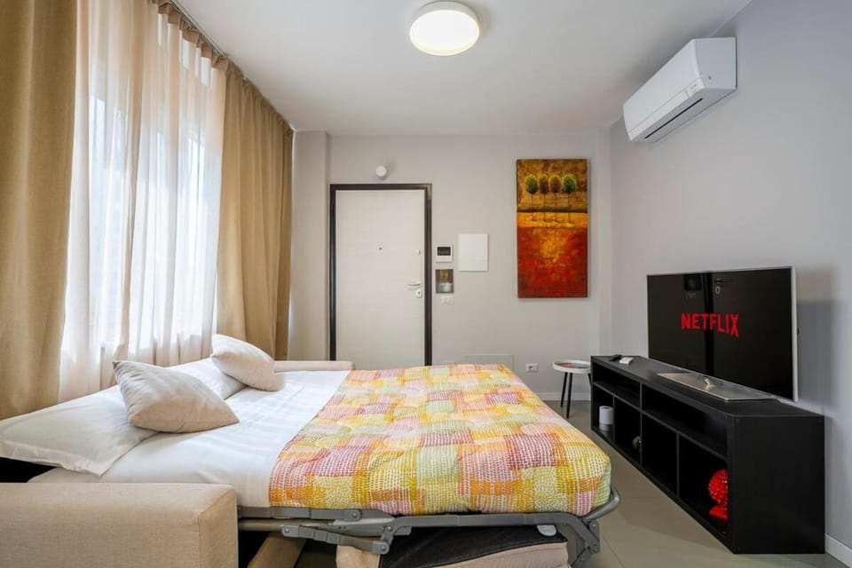 Communal lounge/ TV room, Bed, TV and multimedia, Photo of the whole room, Evening entertainment, Bedroom, air conditioner