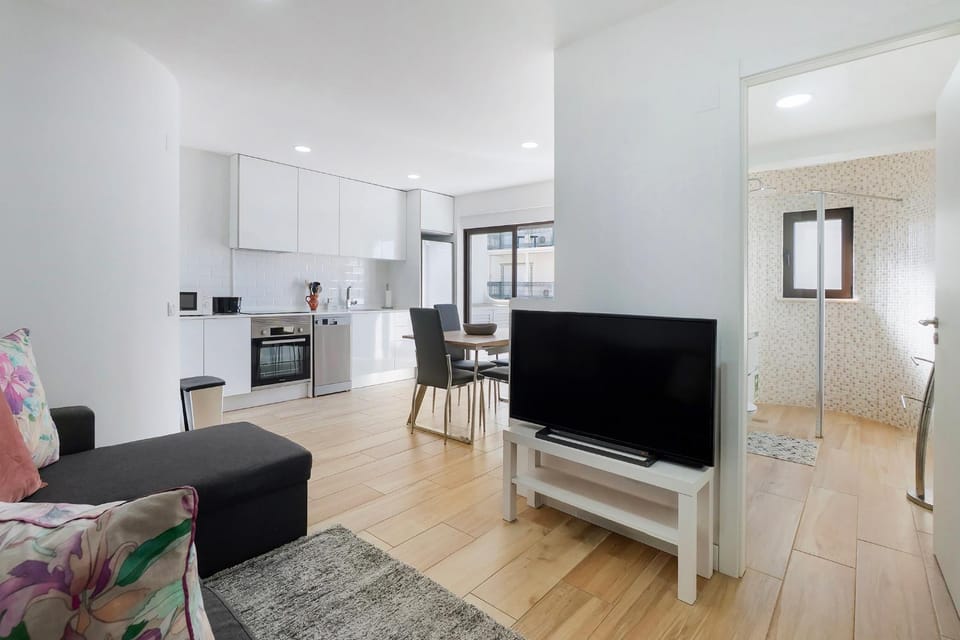 Communal lounge/ TV room, TV and multimedia, Kitchen or kitchenette, Living room, Dining area, oven, stove
