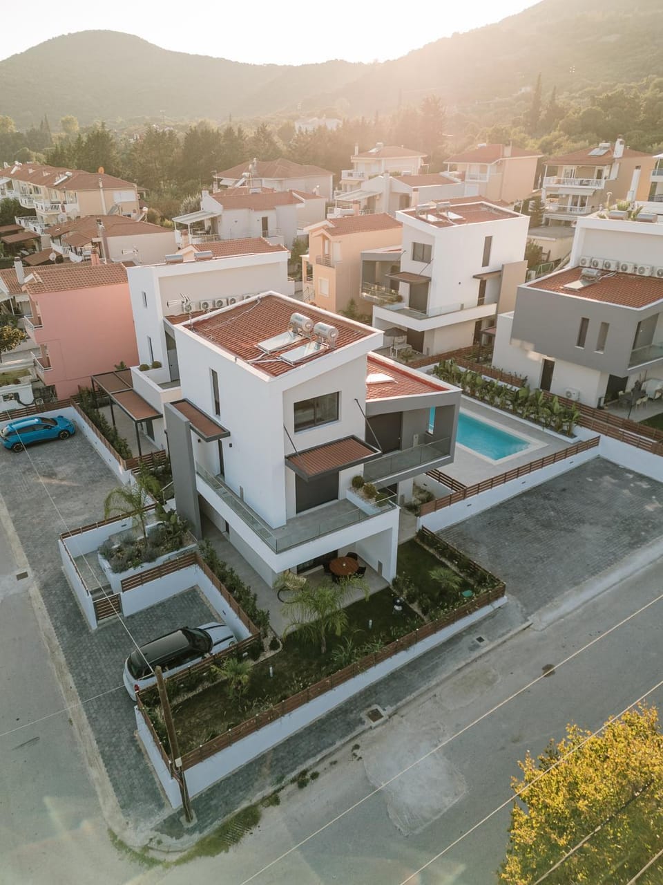 Property building, Bird's eye view, Pool view, Street view, Swimming pool, Location, Parking