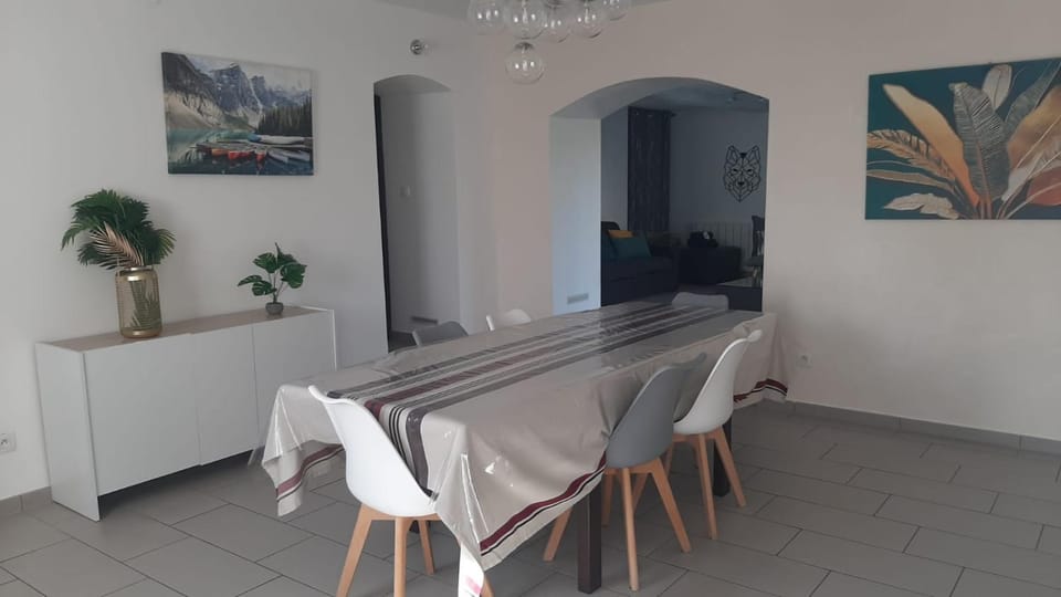 Garden Gauguin box Eurexpo-Lyon- Stadium Apartment in Auvergne-Rhône-Alpes